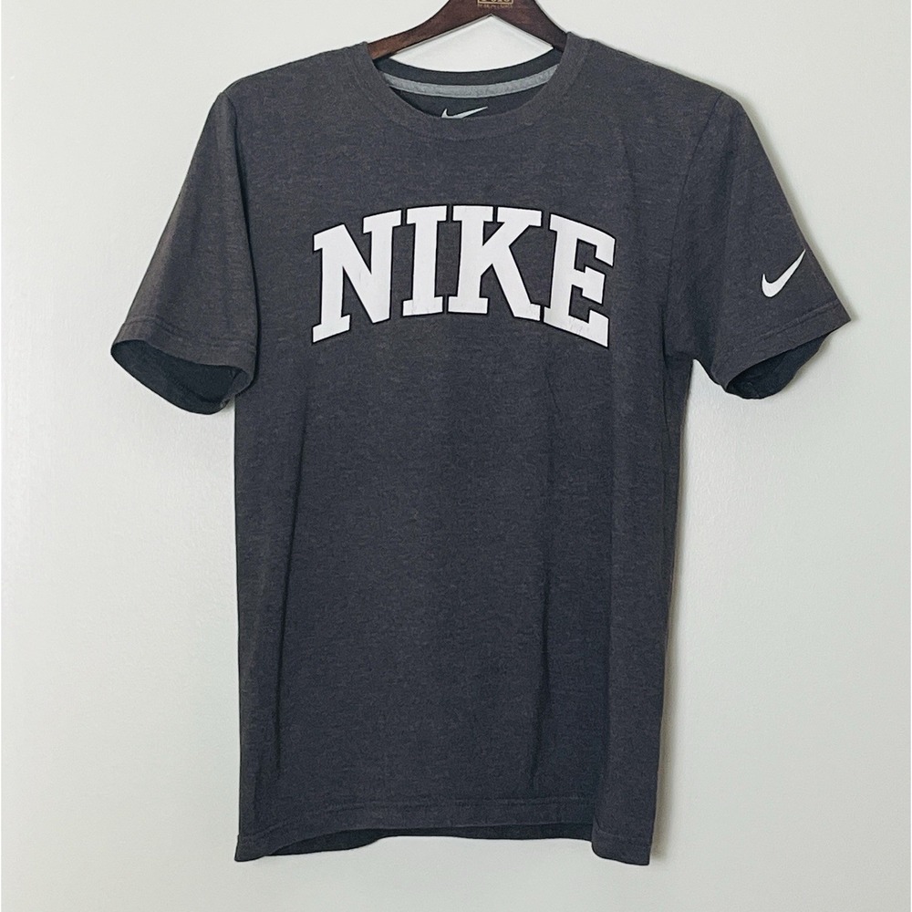 Nike Graphic T-Shirt Men's Small Gray White Logo Spellout‎ Collegiate Sportswear
